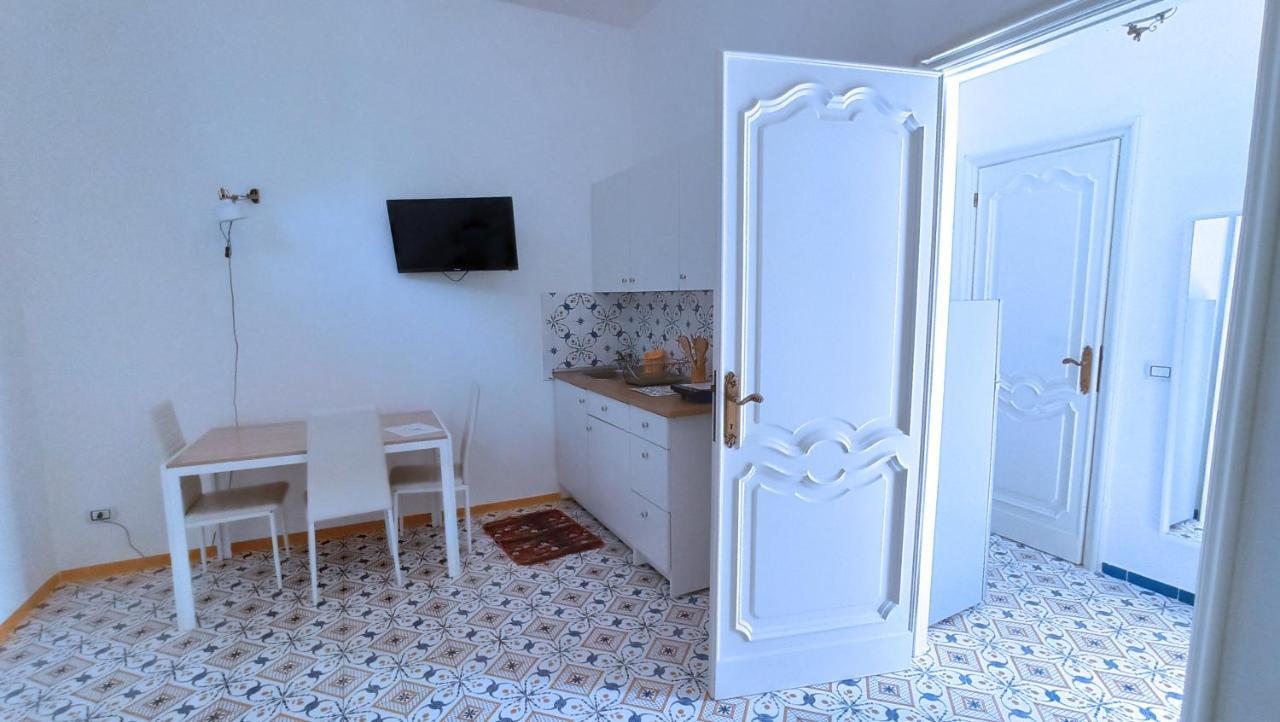 Villa Mary - Apartments Trani Eksteriør bilde